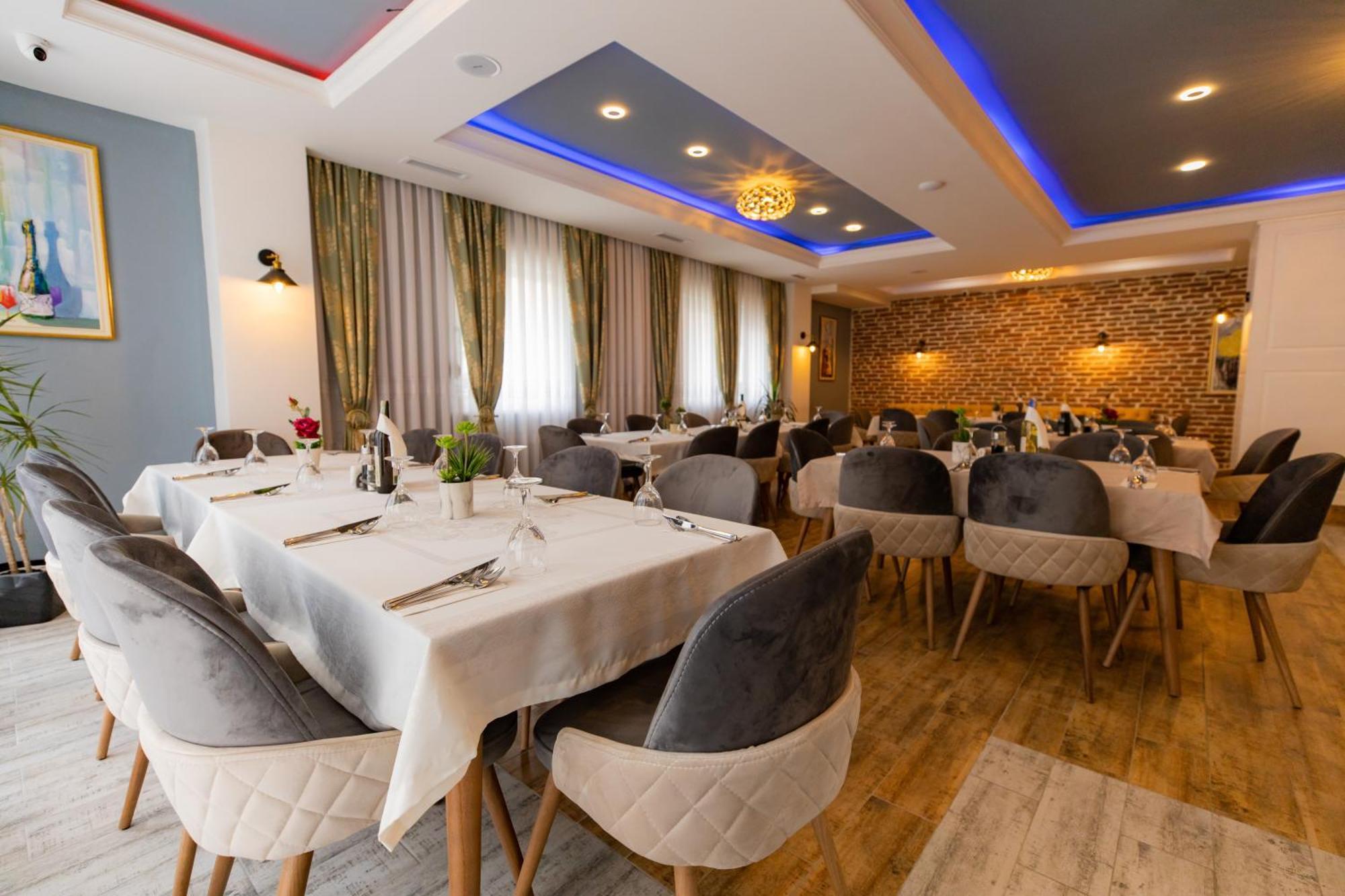 Dodona Aparthotel In Prishtina Priştine Dış mekan fotoğraf